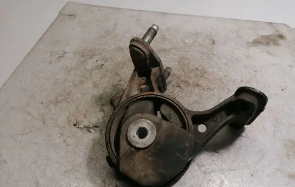 Toyota RAV 4 (XA30) Engine mount bracket