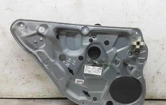 Rear door manual window regulator