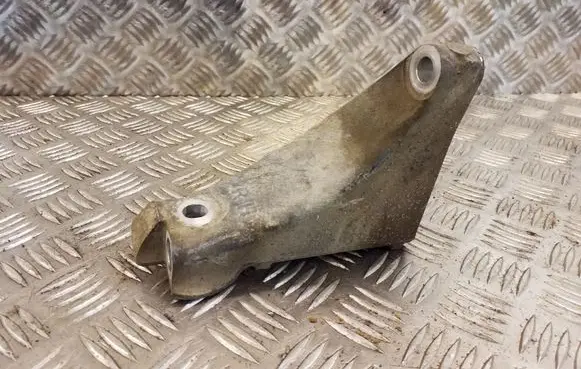 Subaru Outback (BS) Engine mounting bracket