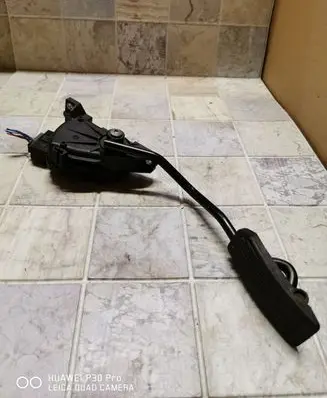 Nissan Almera Tino Accelerator throttle pedal 18002BU410