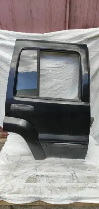 Jeep Cherokee III KJ Rear door