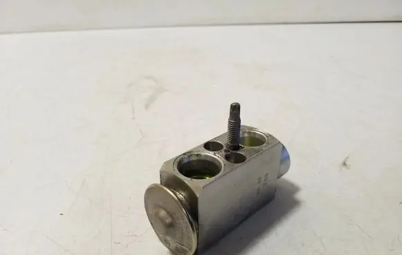Land Rover Evoque I Air conditioning (A/C) expansion valve 7010973