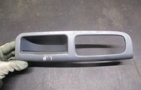Volvo V50 Front door coupe window/glass frame 8679473