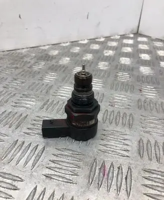 BMW 5 E60 E61 Fuel pressure regulator 0281002481