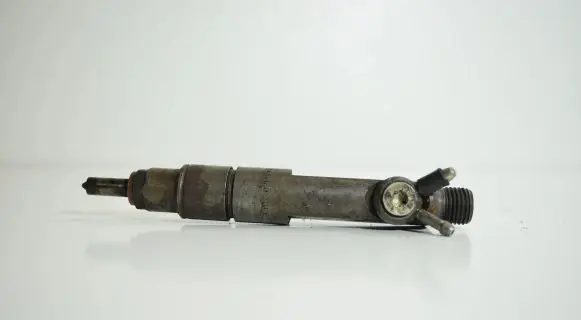 Audi A6 S6 C4 4A Fuel injector 046130201E