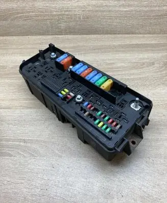 Opel Vectra C Fuse module 13205802 519181002
