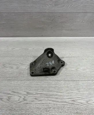 BMW 5 E60 E61 Engine mounting bracket 6768521