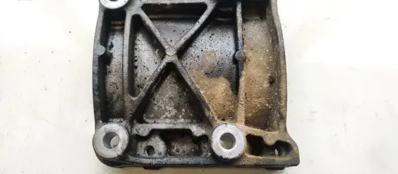 Honda CR-V Engine mounting bracket