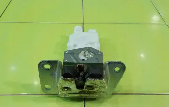 Mitsubishi Outlander Tailgate exterior lock 