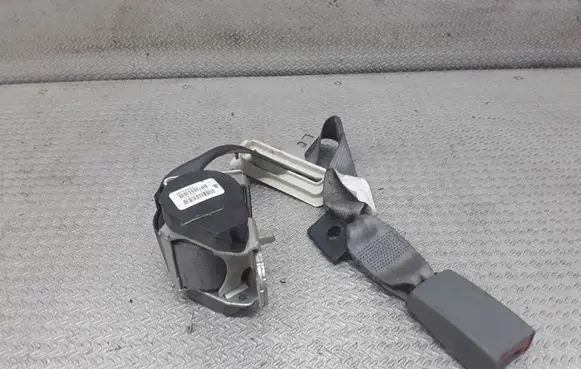Middle seatbelt (rear)