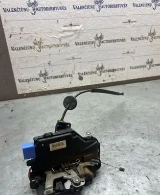 Volkswagen Touran I Front door lock 3D1837015AP