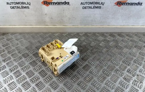 Toyota Auris E180 Fuse module 63583366