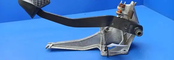 Mercedes-Benz 380 560SEC C126 Brake pedal 1262902419 1329789 1232910082
