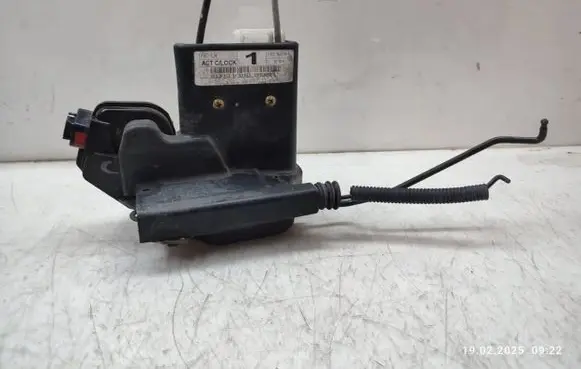 KIA Sportage Front door lock 813101F010
