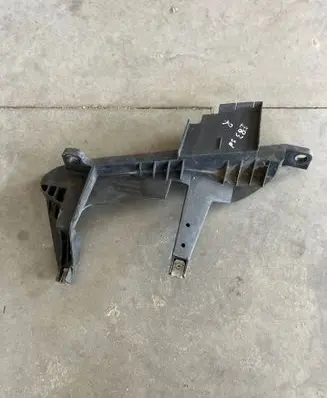 Headlight/headlamp mounting bracket