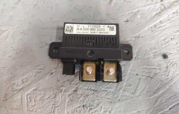 Mercedes-Benz C W204 Charging relay A0009822023 1110029