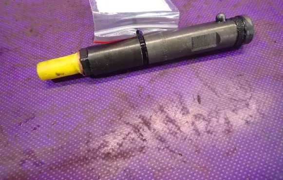 Opel Zafira A Fuel injector 90573867