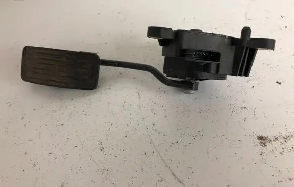 Nissan Qashqai Accelerator throttle pedal 3057B