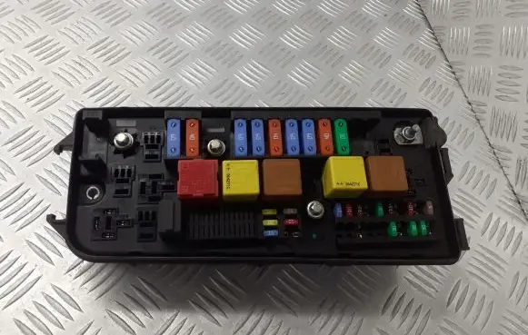 Opel Vectra C Fuse box cover 13241892