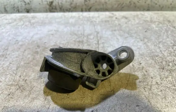 Jeep Grand Cherokee WL Muffler mount bracket/holder 68466130