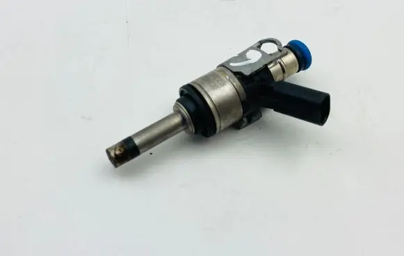 Audi Q7 4M Fuel injector 06C906036F
