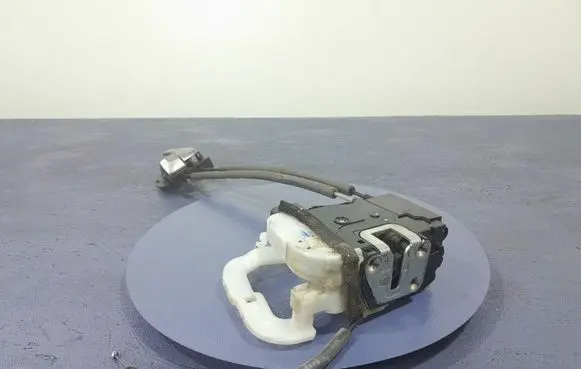Hyundai ix35 Front door lock 813102Y000