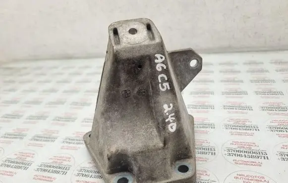 Engine mounting bracket