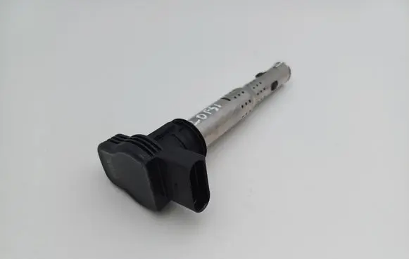 Volkswagen Golf Plus High voltage ignition coil R0702S00300