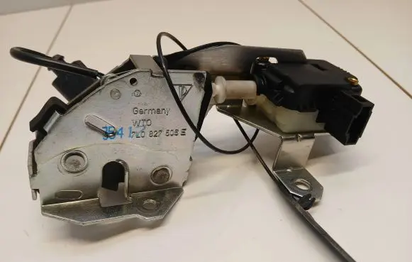 Volkswagen Touareg I Tailgate window lock/catch/latch 7L0827506E
