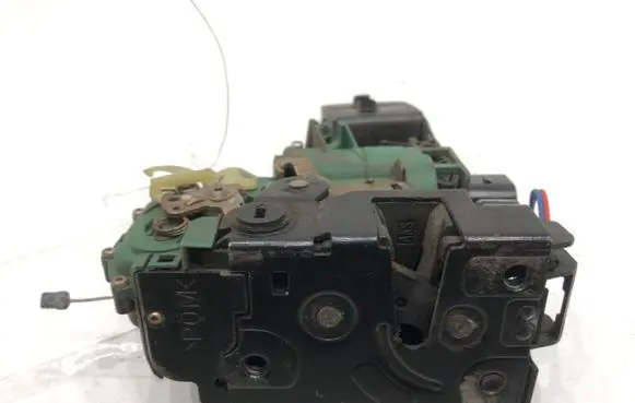 Volkswagen PASSAT B5.5 Rear door lock Y3B4839015M