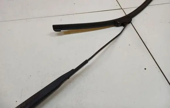 Hyundai Santa Fe Front wiper blade arm 