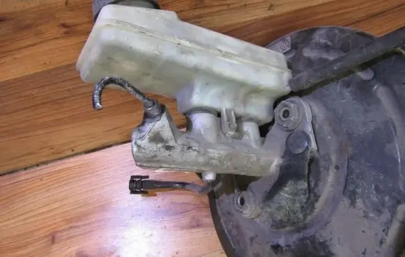 Renault Scenic II - Grand scenic II Master brake cylinder 8200453735