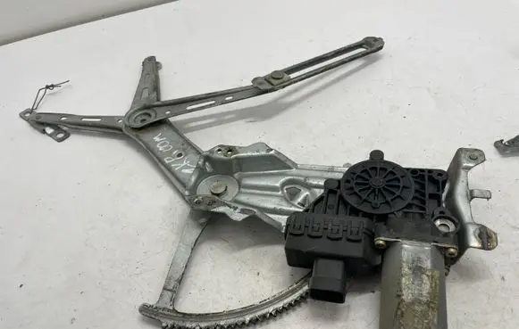 Opel Zafira B Front door window regulator with motor 