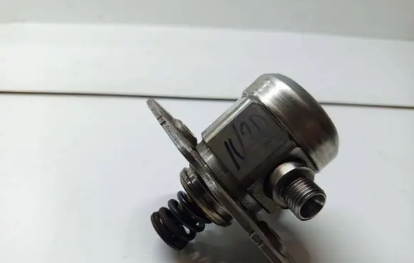 BMW X3 F25 Fuel injection high pressure pump 7584461 0261520148