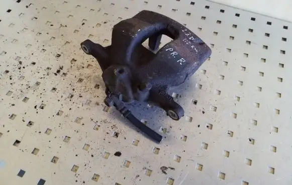Toyota Avensis T270 Front brake caliper