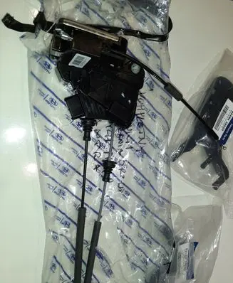 Hyundai Elantra Front door lock 813203X020