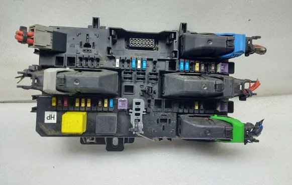 Opel Astra H Fuse module 13220830 5DK00866963