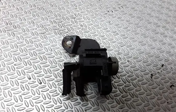 Volkswagen PASSAT B5.5 Vacuum valve 1J0906283A