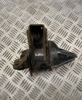Nissan X-Trail T30 Engine mount bracket