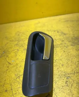 Volkswagen PASSAT B6 Front door interior handle 3C1837114