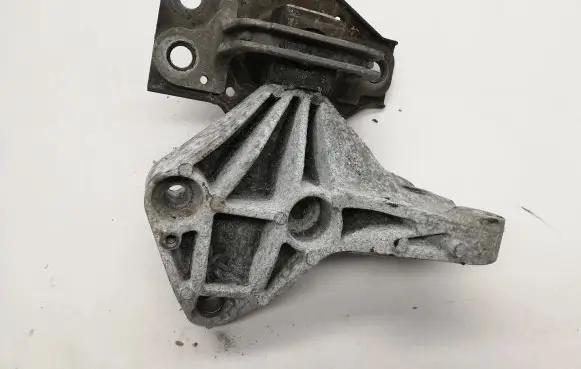 Nissan Qashqai Engine mount bracket