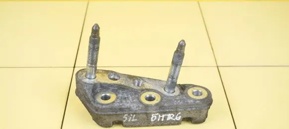 Toyota Avensis T270 Engine mounting bracket N47C16A