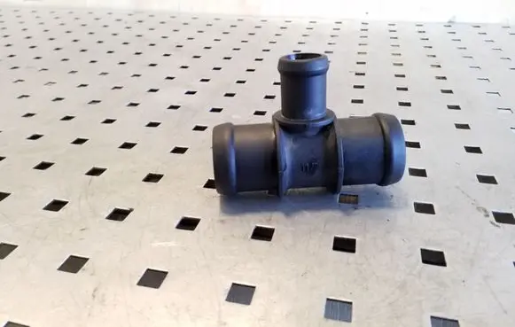 Volkswagen Tiguan Engine coolant pipe/hose 323220