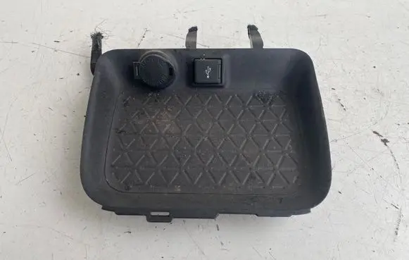 Toyota RAV 4 (XA50) USB socket connector 5881342040