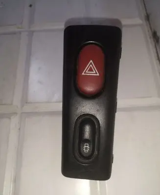 Renault Laguna I Hazard light switch 822955
