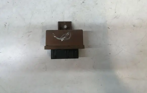 Peugeot 607 Fuel pump relay 240107