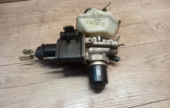 Mercedes-Benz E W211 Master brake cylinder A2114300302