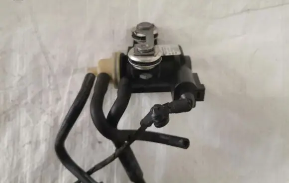 Volkswagen PASSAT B8 Turbo solenoid valve 04L131051AL