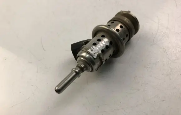 Volvo XC60 Fuel injector 32203677