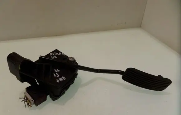 Opel Astra H Accelerator pedal position sensor 6PV00811300 9158010